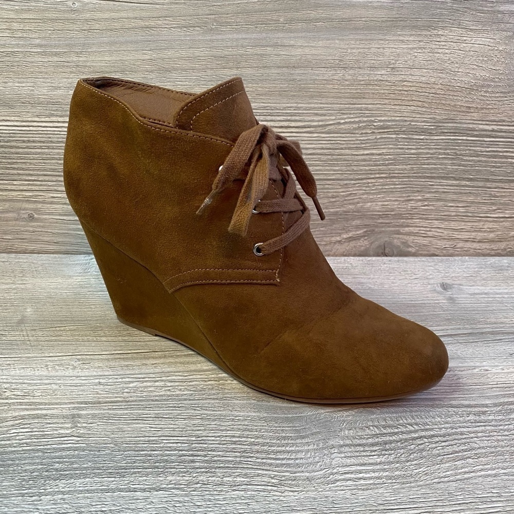 Dolce Vita Brown lace up ankle booties Suede fabric covered wedge heel size 8.5